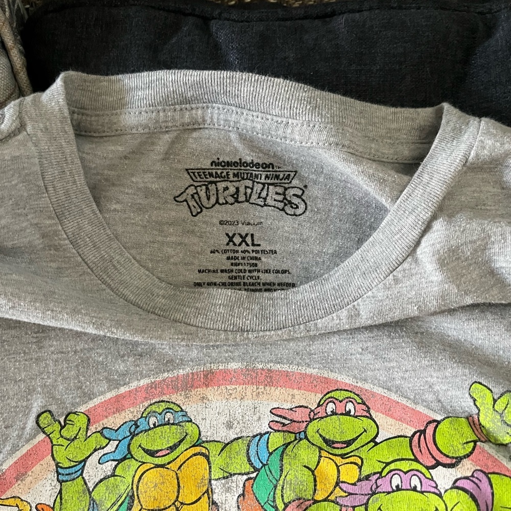 Nickelodeon Gray T-Shirt with Teenage Mutant Ninja Turtles​ - Picture 2 of 4